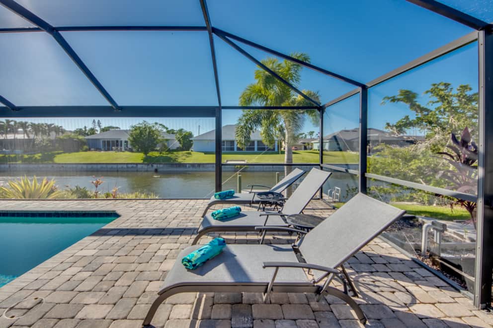 Sonnenliegen auf der Poolterrasse mit Kanalblick