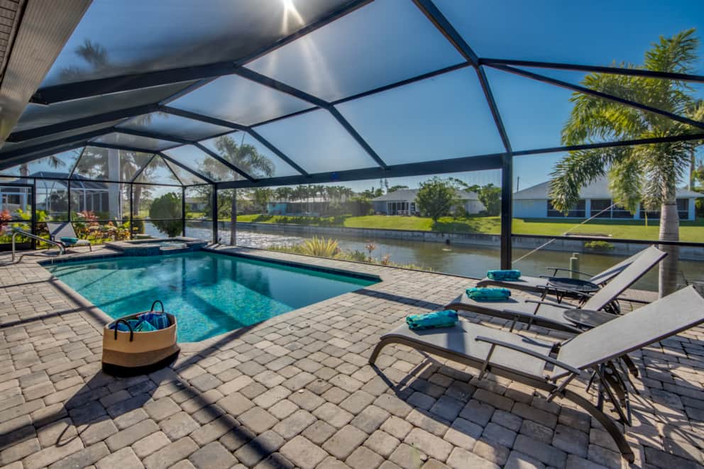 Überdachte Poolterrasse mit Blick über den Kanal